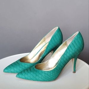 Guess Pumps